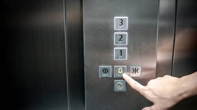 To je obična prevara: Jedan je gumb u liftu koji ničemu ne služi