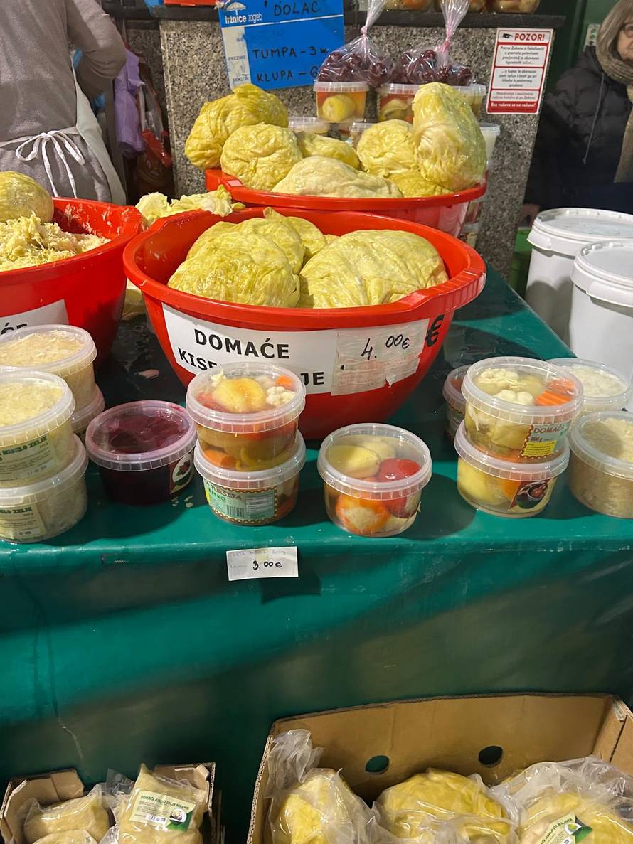 FOTO Gužva na tržnici Dolac: Najviše se kupuju odojci i zelje, a ovo su novogodišnje cijene...