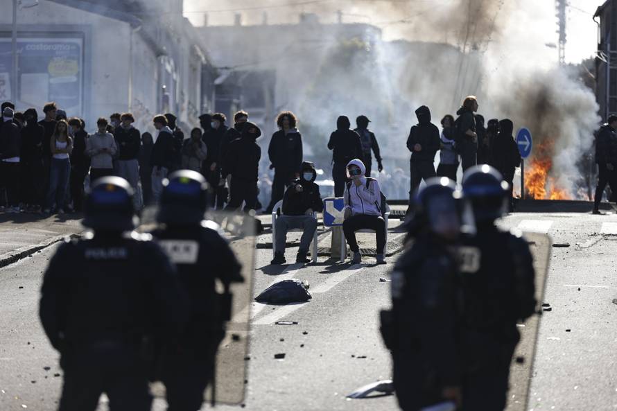France student protest through the streets of Brest