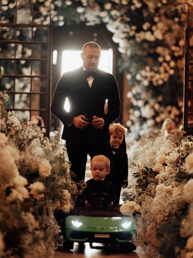 Varao ju je i silovao drugu, ona ga nije puštala. Vjenčali su se u Vatikanu. Conor objavio detalje