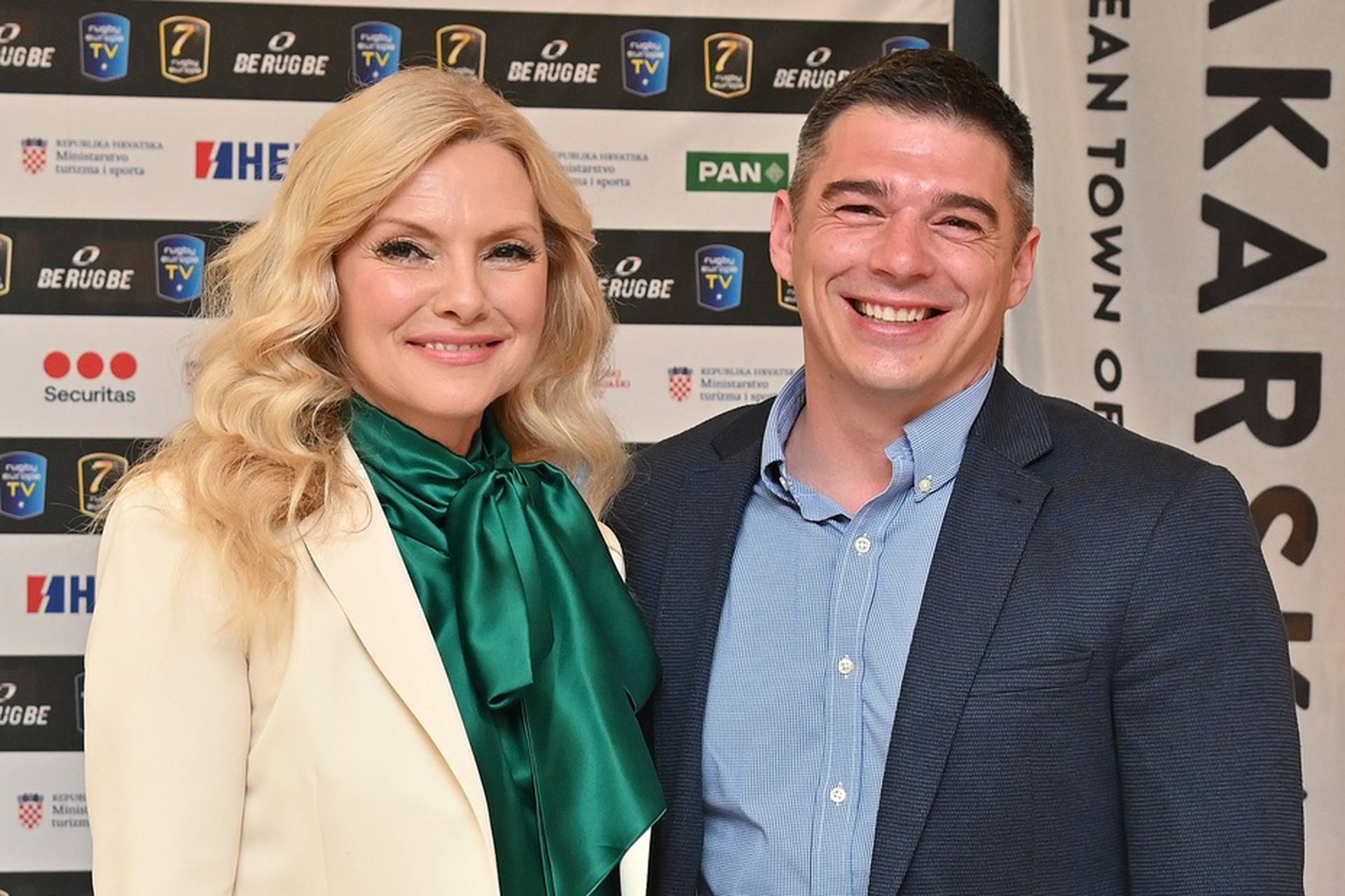 Vlatka Pokos s novim dečkom Većeslavom Holjevcem pozirala u gradskoj vijećnici u Makarskoj 