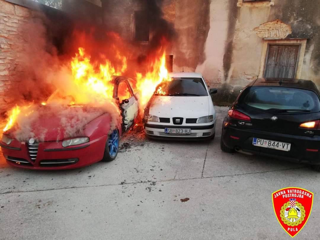 Na trgu u Vodnjanu planulo par automobila, jednog su 'spasili'