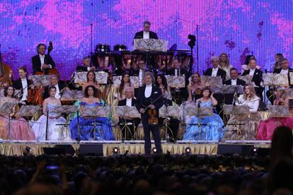 FOTO Spektakl u zagrebačkoj Areni: Violinist André Rieu je s orkestrom oduševio publiku