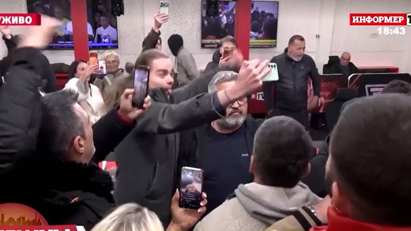 VIDEO Ovo je trenutak kad su prosvjednici upali u Informer: 'Vrati konju glavu, Dragane!'