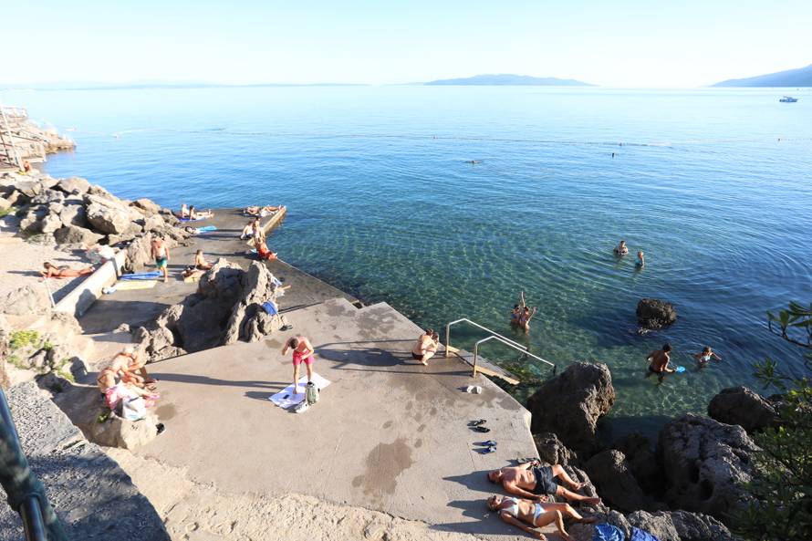Opatija: Kupa?i na plaži Lido