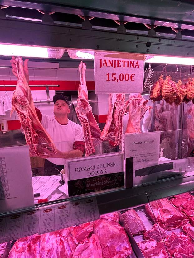 FOTO Građani šokirani! Za kilu janjetine 20 eura, rajčice po 7, a orada na Dolcu čak 28 eura