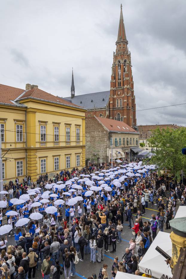Osječki maturanti unatoč lošem vremenu plesali quadrillu u centru grada