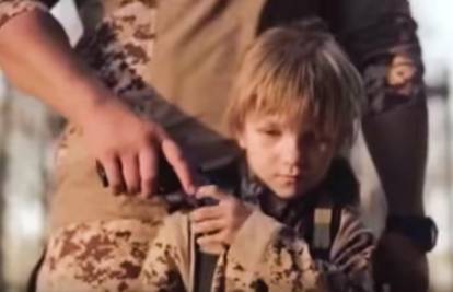 Plavokosi ubojica: Dječak puca u glavu ISIL-ovom zarobljeniku