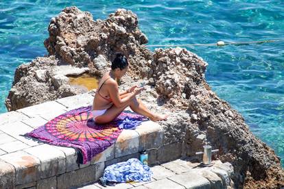 Dubrovnik: Građani i turisti bore se s visokim temperaturama na razne načine