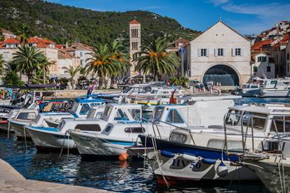 FOTO Turisti uživaju na Hvaru: Ljeto se tu nije do kraja predalo