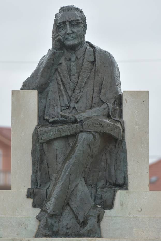 PakoÅ¡tane: Spomenik dr. Franji TuÄmanu, prvom hrvatskom predsjedniku