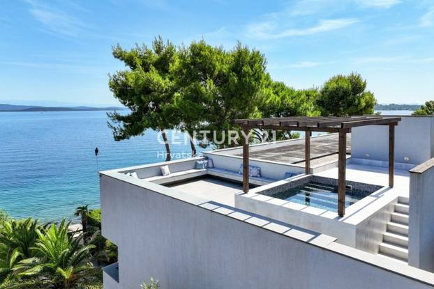 FOTO Vila na Dugom otoku je prvi red do mora i ima bazen! Pogodite za koliko se prodaje