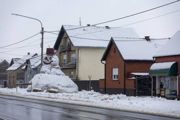 Bijelo Brdo: Napravljen  snjegović od otprilike sedam metara visine.