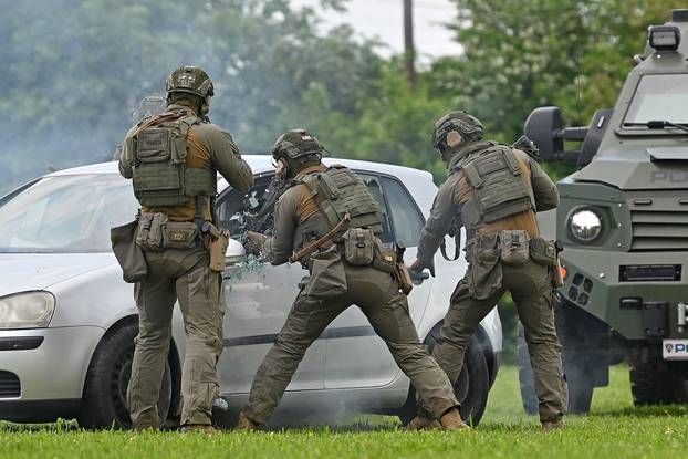 FOTO Pogledajte vježbe HV-a i policije u Okučanima: Borbe, eksplozija i skok padobranom!