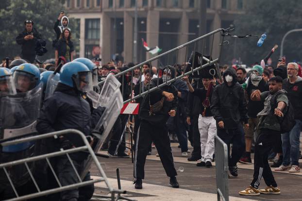 USB union holds nationwide strike, "Let's Block Everything," in solidarity with Gaza, in Milan