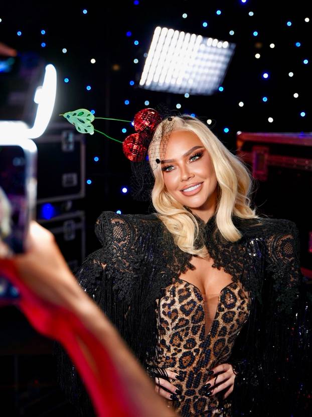 FOTO Maja Šuput u leopard kombinezonu naglasila vitku liniju, a na glavu stavila trešnje