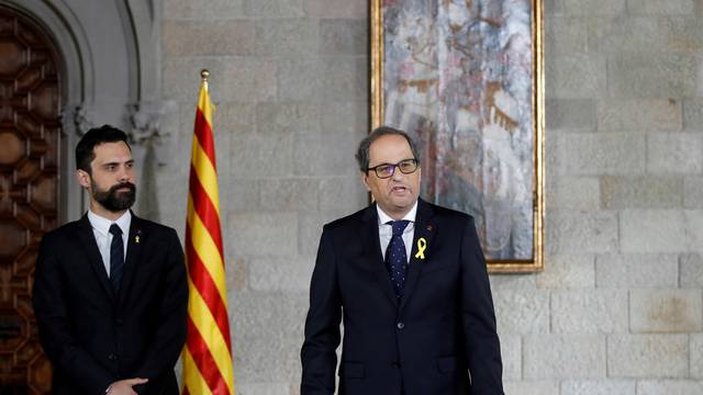 Quim Torra takes his oath as new Catalan Regional President next to regional parliament speaker Roger Torrent during a ceremony at Generalitat Palace in Barcelona