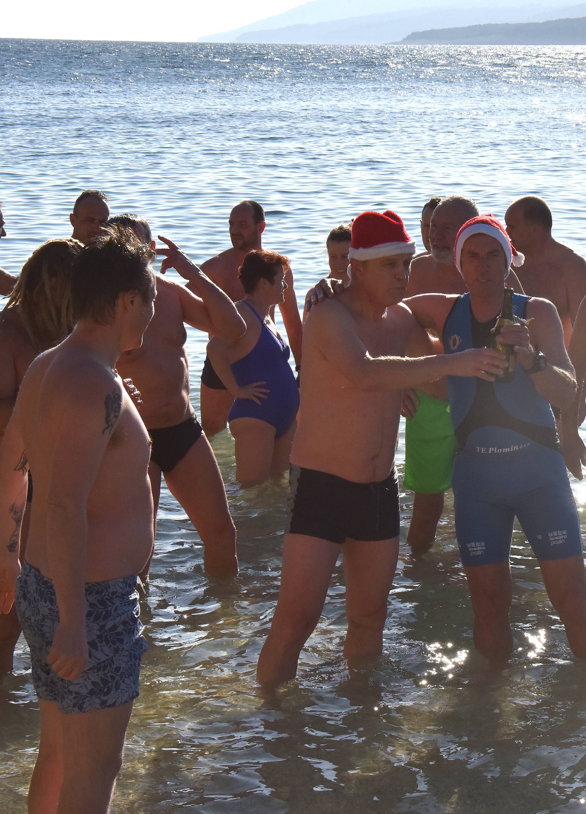 Al' je ledeno! Kupanje u Sisku, Šibeniku: Skočio i mali Noa (4)