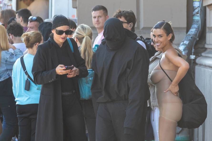EXCLUSIVE: PREMIUM EXCLUSIVE: Kanye West  And Bianca Censori Stand In Line At Mustafas Gemuese Kebab Berlin