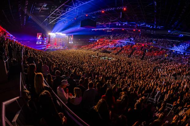 FOTO 'Pogled ispod resica': Severina ni drugi dan koncerta nije skidala svoj 'dlakavi' šešir