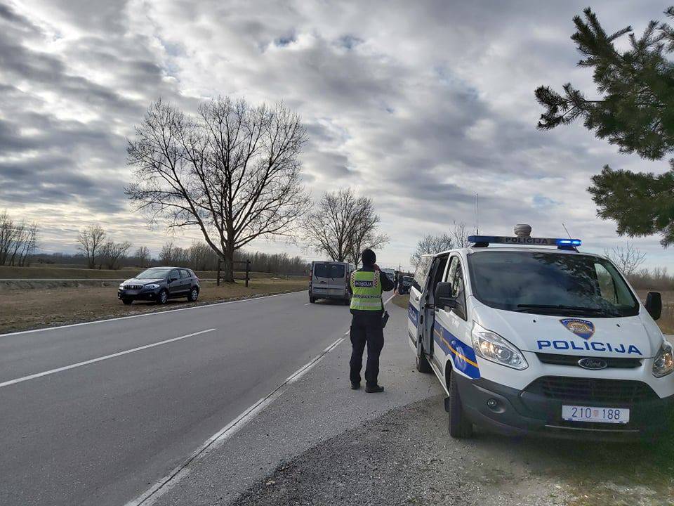 Vozač dobio srčani udar i sletio autom s ceste: Preminuo je...