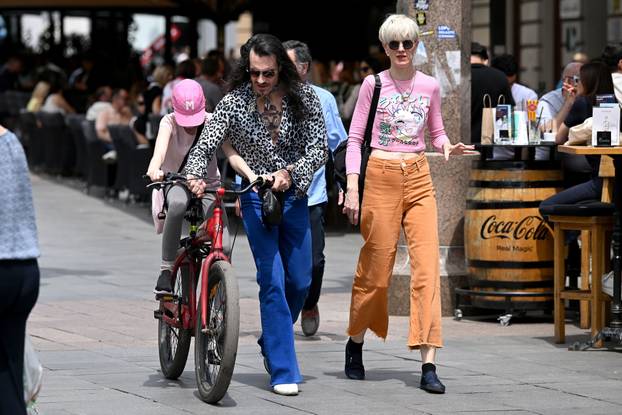 Zagreb: Miran Kurspahić dijete vozio na biciklu