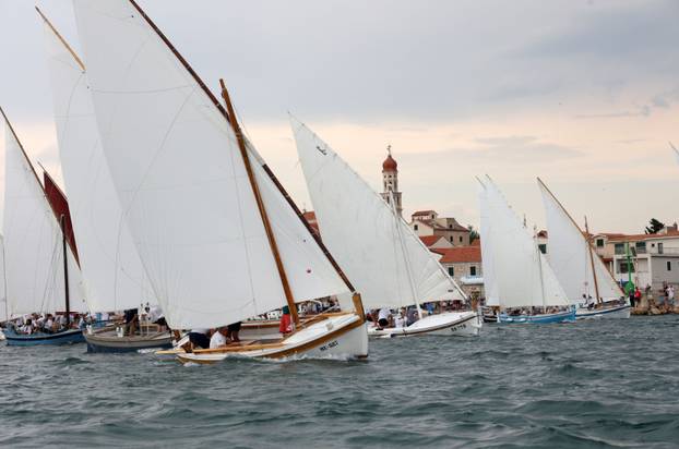 FOTO Čuvari stoljetne tradicije: Drveni brodovi utrkivali se na 'Regati za dušu i tilo' u Betini