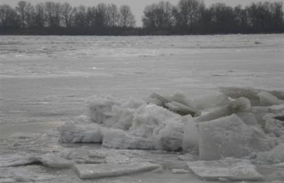 Dunav će se zalediti, u pomoć dolaze 4 mađarska ledolomca