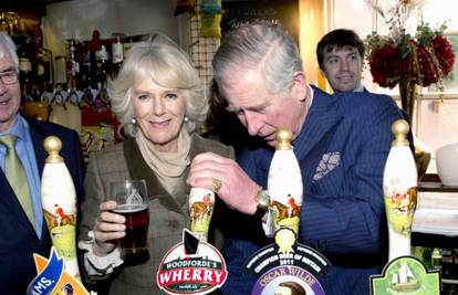 Princ Charles helikopterom je Camillu odveo na pivo i pikado