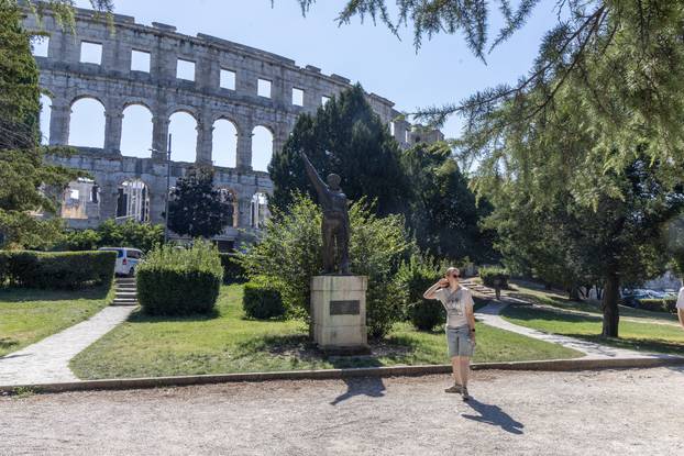 Pula: Na konferenciji predstavljena inicijativa postavljanja spomenika pjevaču Parnog valjka