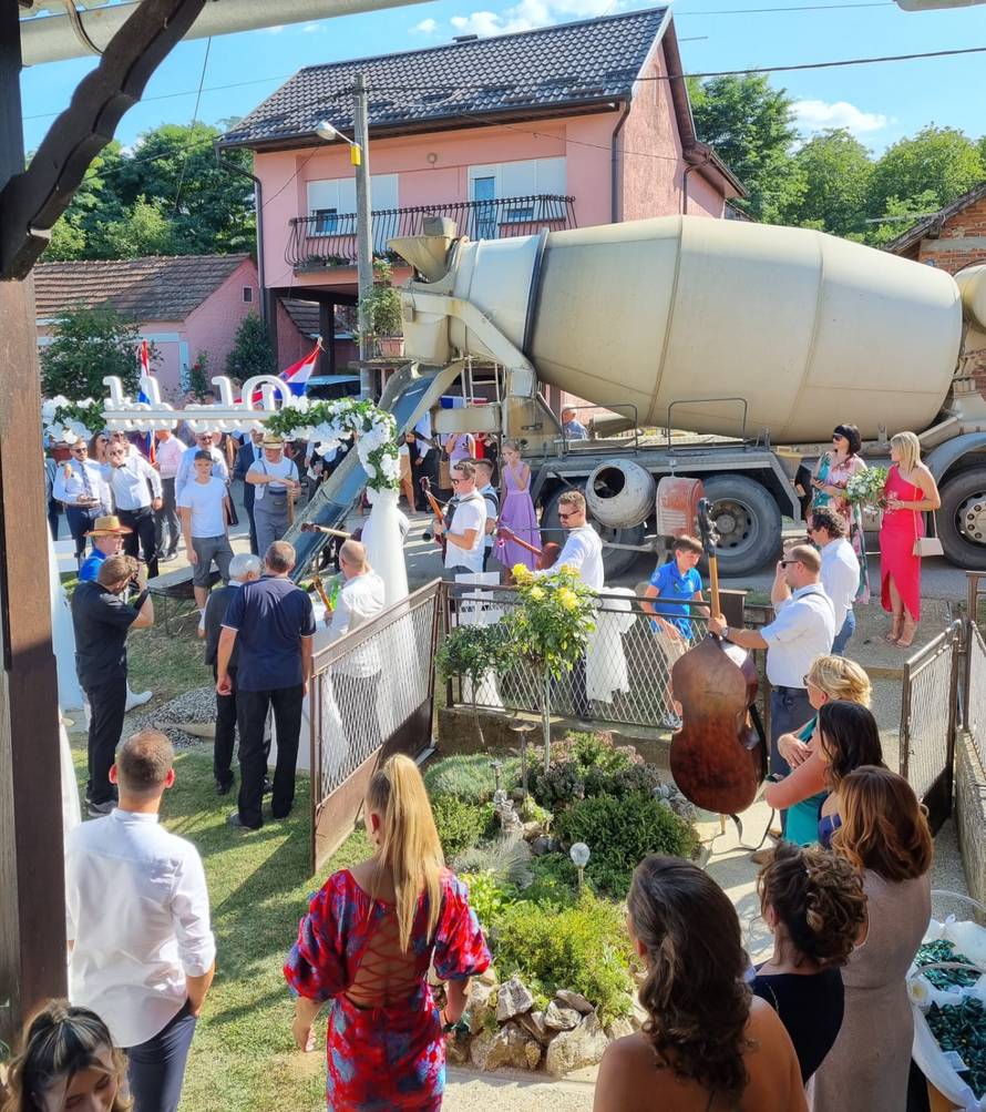 Mladu 'kupio' s tri kubika betona: 'Dokazao sam njenoj obitelji da sam ju zavrijedio'