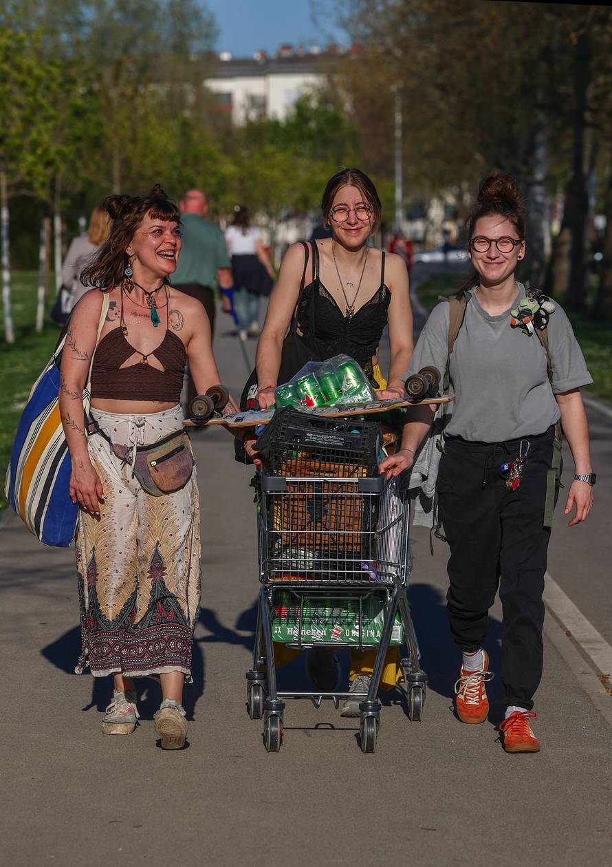 Zagreb: Uz puna kolica današnja zabava za ove tri djevojke je zagarantirana