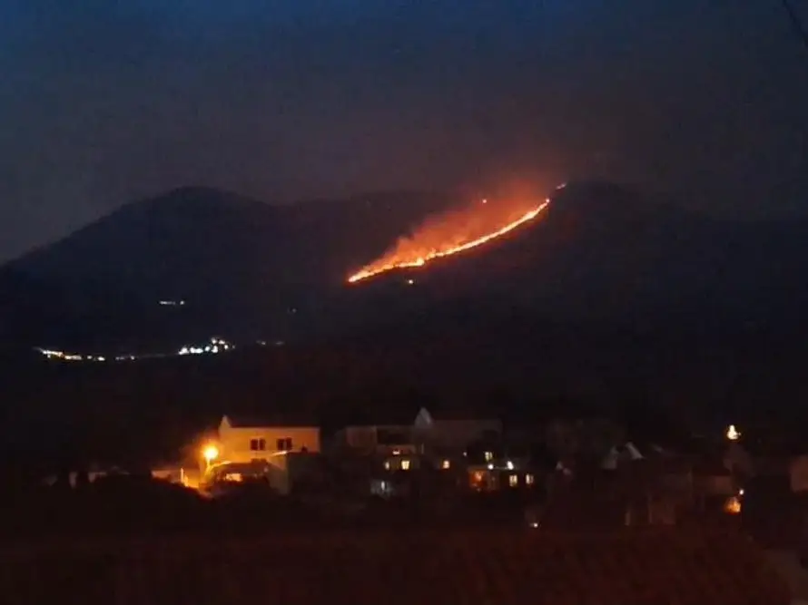 VIDEO Požar kod Dubrovnika i dalje aktivan: Vatra se širi...