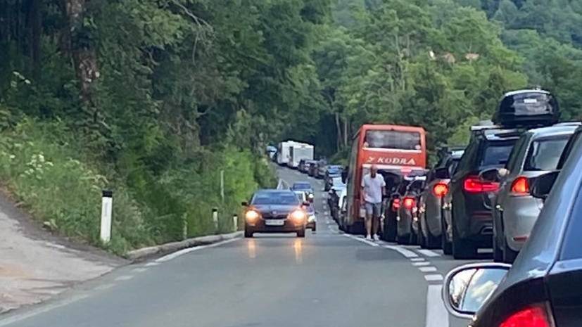Gužve na ulazu u  Hrvatsku: 'U pet sati smo prešli tri kilometra'