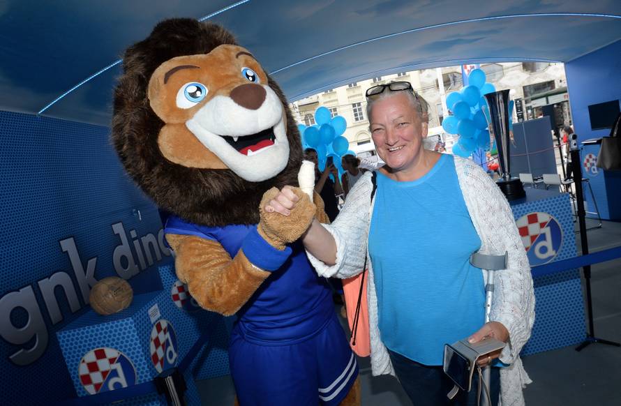 To su pravi šampioni! Trofej i lopta iz '67. izloženi na Trgu