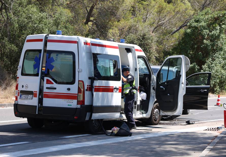Šibenik: Sudar automobila i vozila saniteta kod Morinjskog mosta, šest osoba prevezeno u bolnicu 