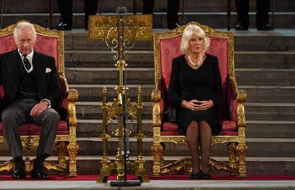 FOTO Kralj Charles III. i supruga Camilla po prvi put na tronu