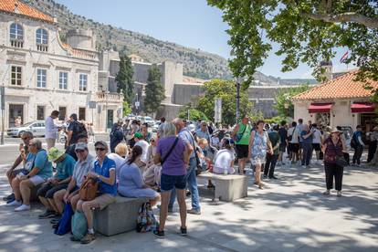 FOTO Temperature visoke, a turisti u Dubrovniku se opustili. Mogli bi biti kažnjeni, evo zašto