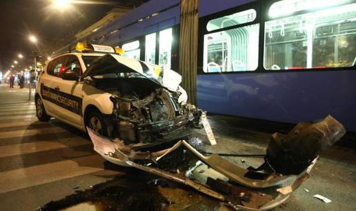 Tramvaj prošao kroz crveno, u sudaru ozlijeđen vozač auta