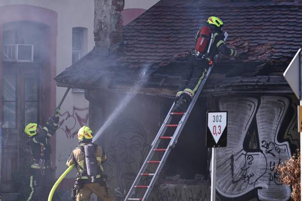 Zagreb: Požar u napuštenoj baraci kod Zapadnog kolodvora
