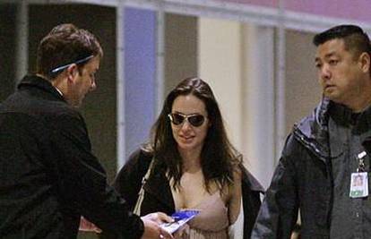 Angelini Jolie grudi svakim danom veće zbog trudnoće 