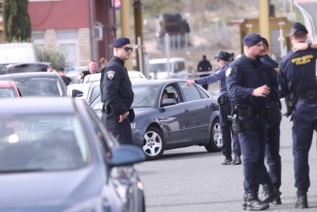 Dugopolje: Dolazak navijača na naplatne kućice gdje ih čeka policija 