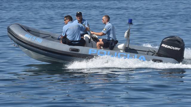Brod pomorske policije u kanalu sv. Ante u Šibeniku