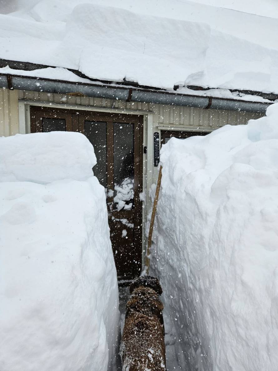 'Snijeg nam je prekrio i vrata i prozore, nema ga više ovoliko ni zimi. Samo da krovovi izdrže'