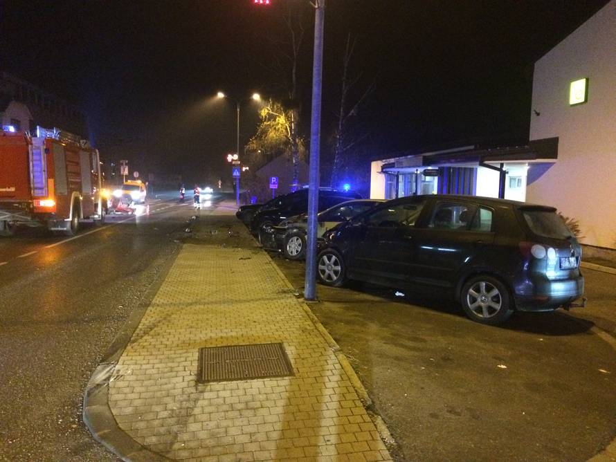 Sudario se sa šest automobila i završio na krovu, nije ozlijeđen