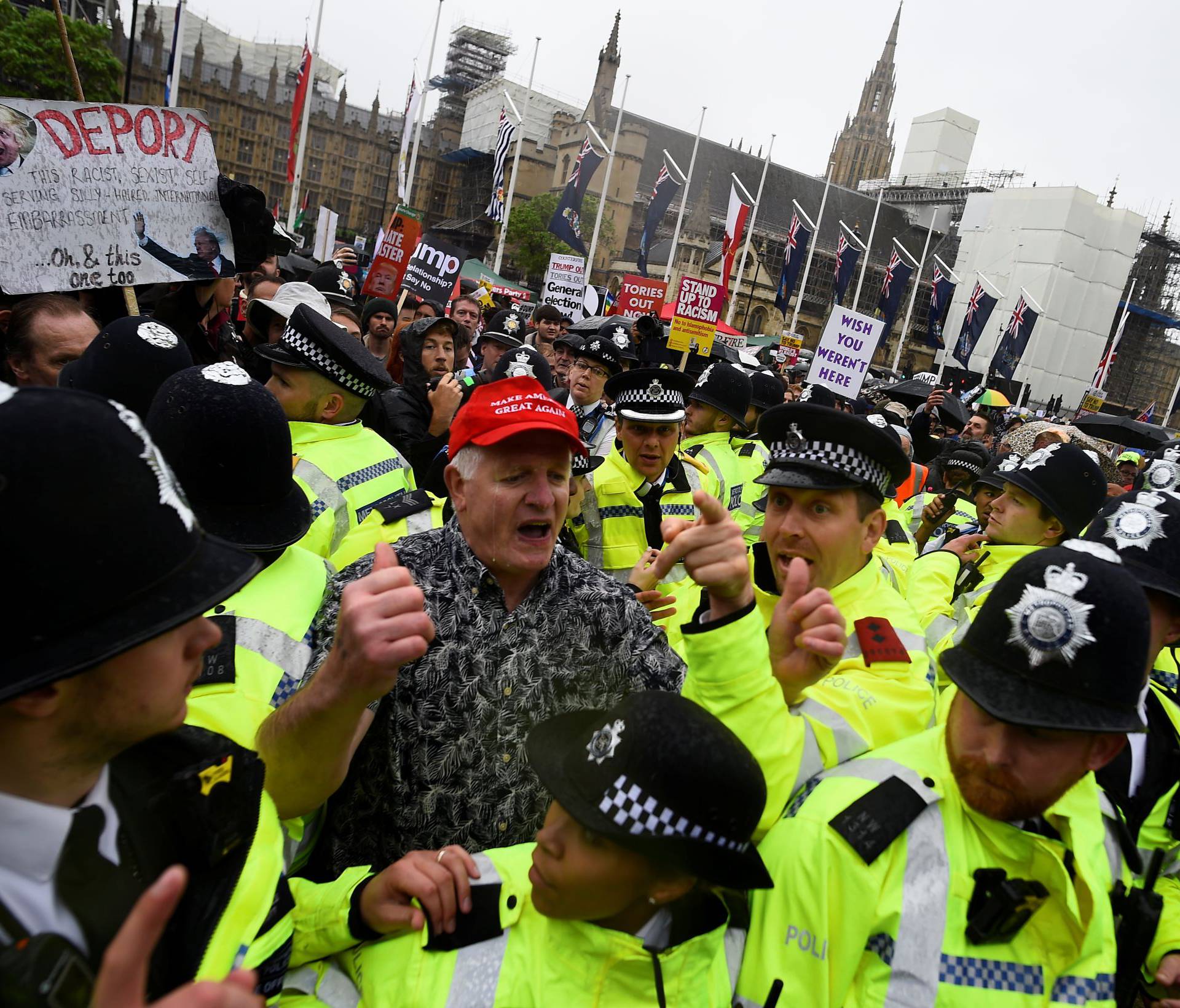 Video: Bijesna rulja u Londonu prebila je Trumpove poklonike