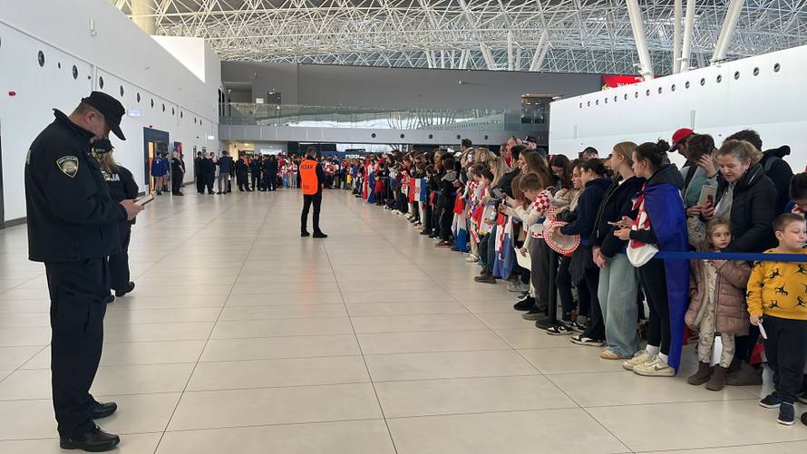 Deseci tisuća ljudi dočekali su srebrne! Trgom se orile pjesme, navijači zapalili desetak baklji