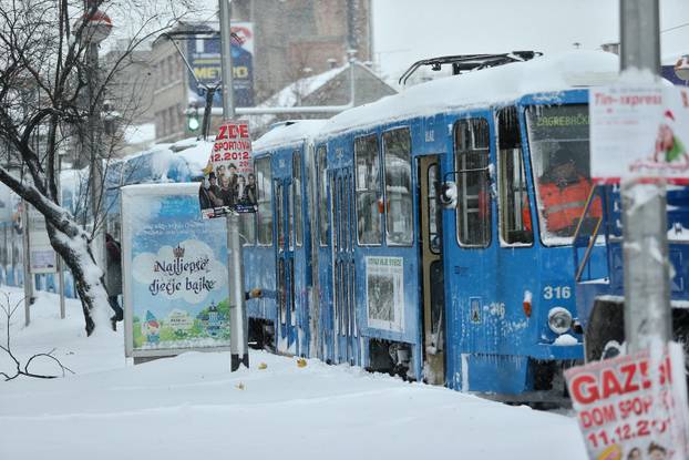 ARHIVA - Zagreb: Zastoj tramvajskog prometa zbog velikih nanosa snijega