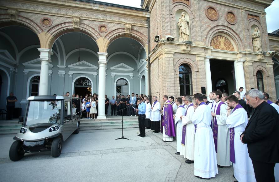 Bakljada na Mirogoju: Obitelj i prijatelji oprostili se od Capara