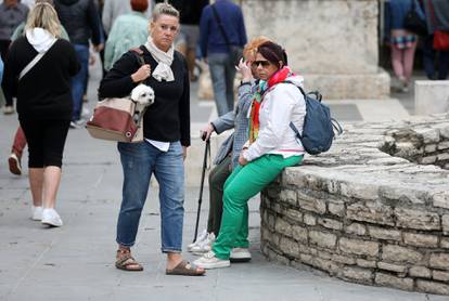 FOTO U Dubrovniku ljeto, a u Puli se šeta u jaknama: Neki su glave pokrili zimskim kapama...